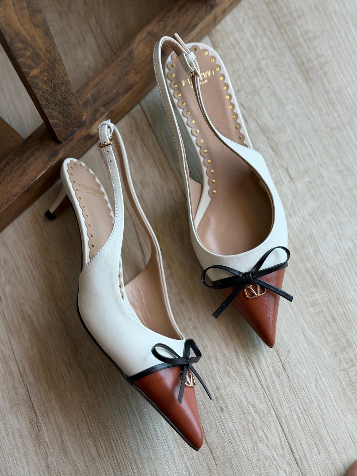 Bow Pointed Slingback Heels - Cream / Tan