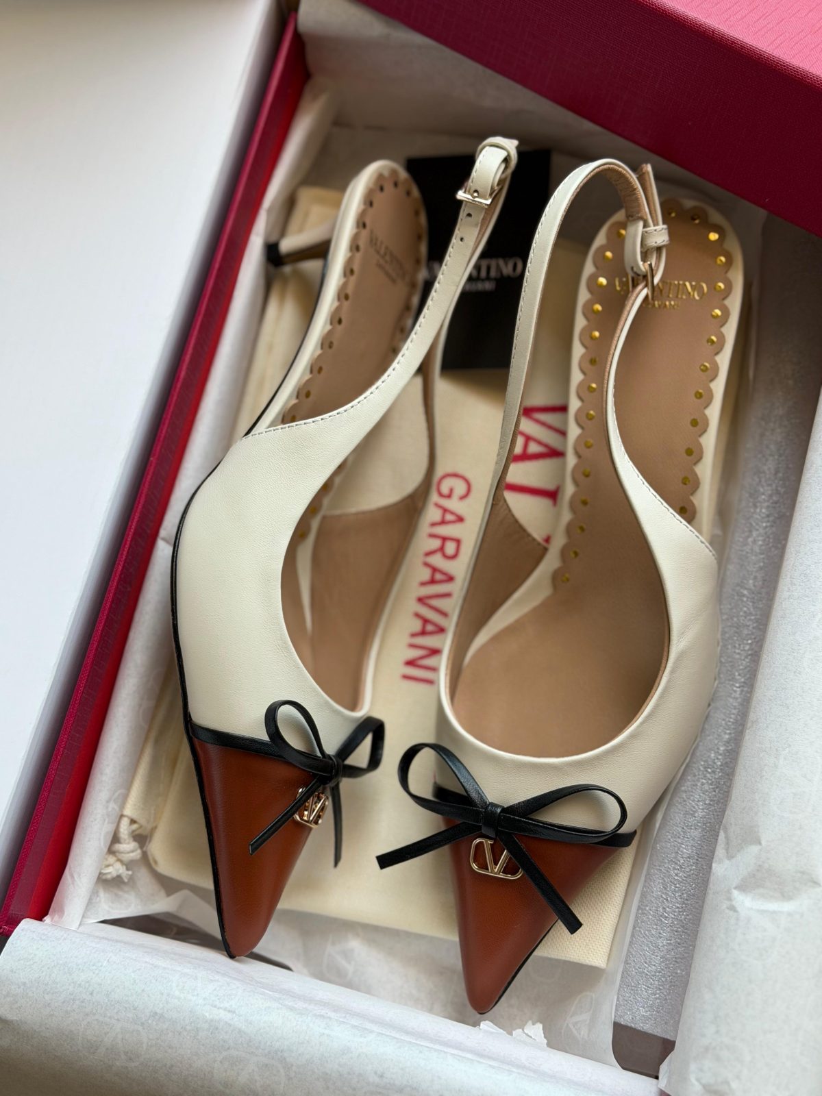 Bow Pointed Slingback Heels - Cream / Tan